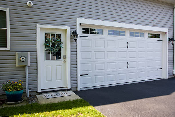 24/7 Emergency Garage Door Panel Replacement experts in Blountstown, FL